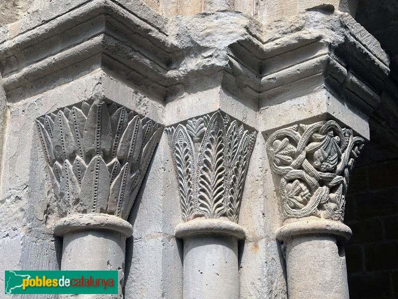 Monestir de Poblet - Capitells del claustre (Foto: Albert Esteves, 2025) Monestir de Poblet - Capitells del claustre