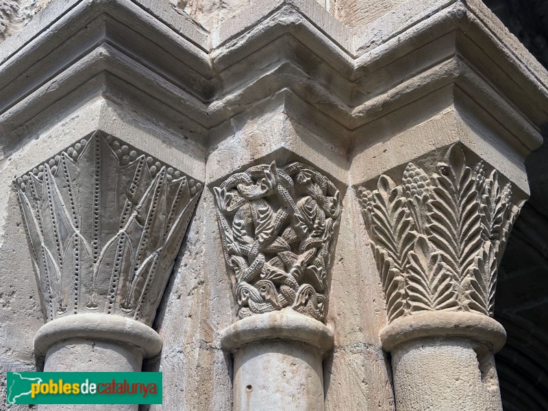 Monestir de Poblet - Capitells del claustre (Foto: Albert Esteves, 2025) Monestir de Poblet - Capitells del claustre
