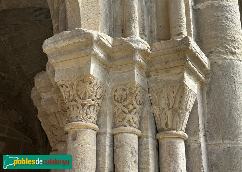 Monestir de Poblet - Capitells del claustre (Foto: Albert Esteves, 2025) Monestir de Poblet - Capitells del claustre