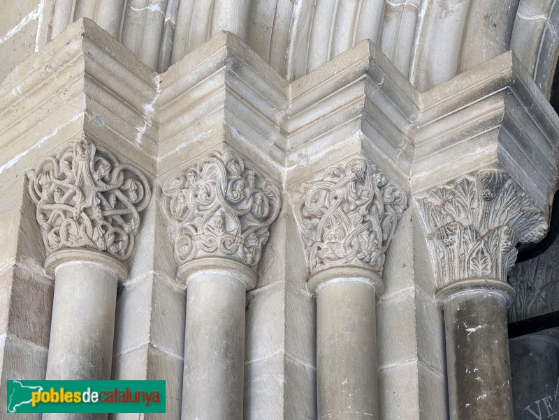 Monestir de Poblet - Capitells del claustre (Foto: Albert Esteves, 2025) Monestir de Poblet - Capitells del claustre