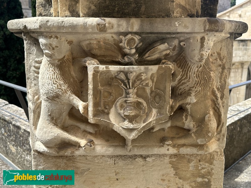 Monestir de Poblet - Claustre. Escut de l'abat Copons