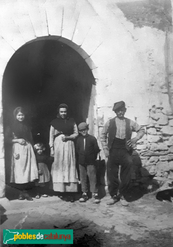 Gallifa - Mas del Racó amb la família Oller Vilaró, cap a 1909 (foto enviada per Anna Soler Tarradas) Gallifa - Mas del Racó amb la família Oller Vilaró, cap a 1909 (foto enviada per Anna Soler Tarradas)