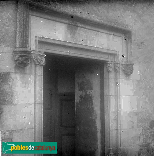 Girona - Porta de l'església antiga de Sant Feliu de Domeny (Foto: <i>Josep Salvany - Fons Salvany. Biblioteca de Catalunya-</i>, 1924) Girona - Porta de l'església antiga de Sant Feliu de Domeny