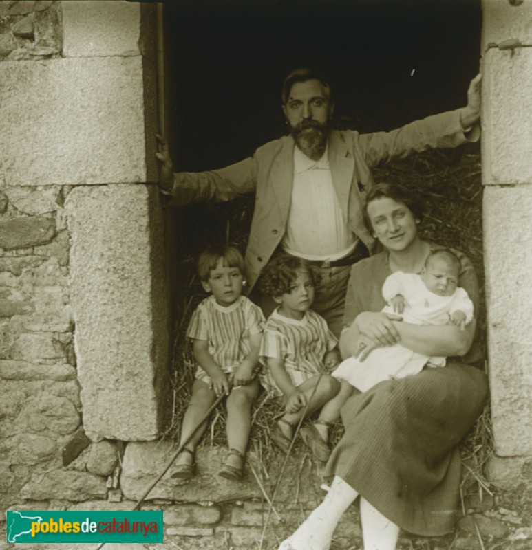 Esperança Bru amb Rafael Masó i tres dels seus fills al Mas Bru de Domeny