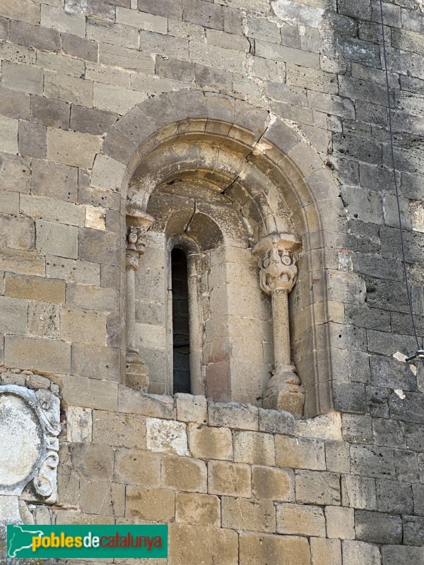 Viladasens - Església de Sant Vicenç. Finestra romànica