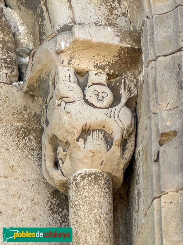 Viladasens - Església de Sant Vicenç. Finestra romànica