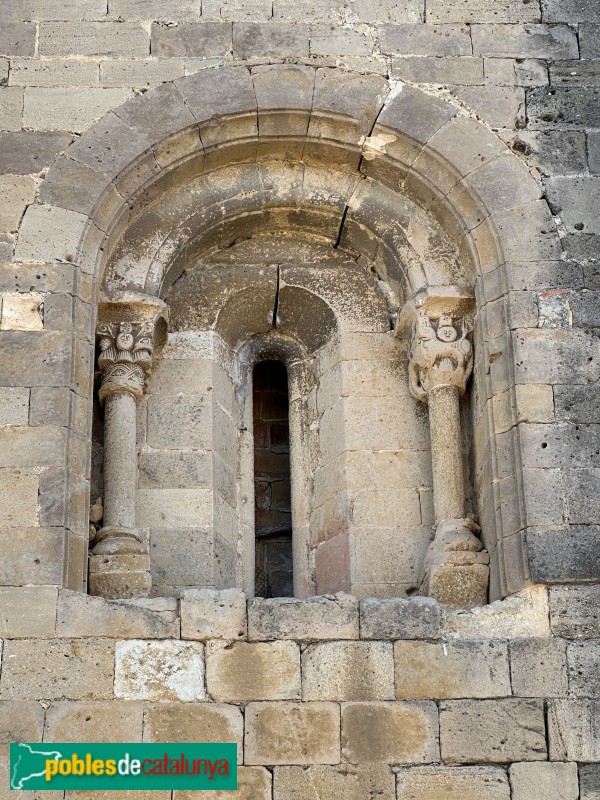 Viladasens - Església de Sant Vicenç. Finestra romànica