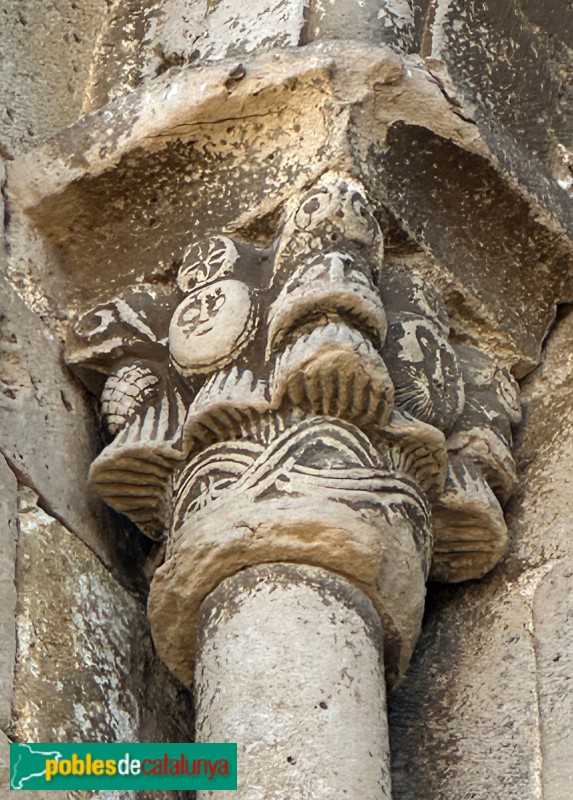 Viladasens - Església de Sant Vicenç. Finestra romànica