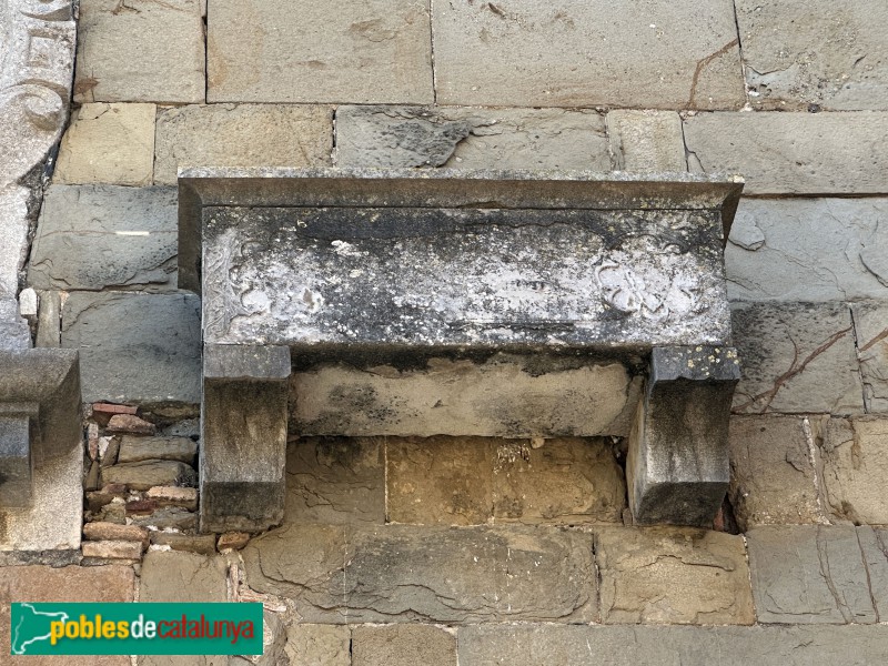 Sant Jordi Desvalls - Església de Sant Jordi. Sepulcre medieval