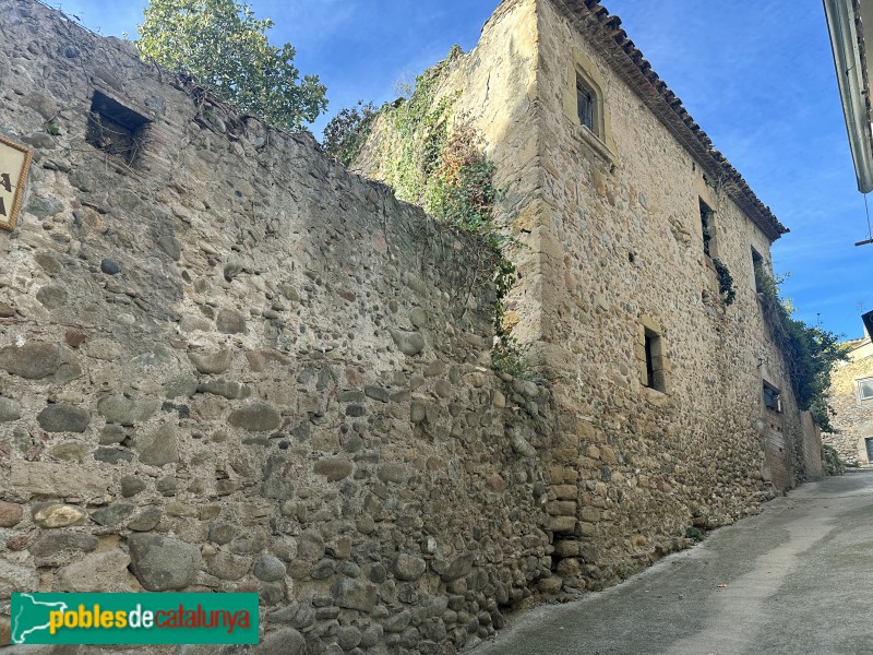 Cervià de Ter - Muralla. Ca la Cebriana (Foto: Albert Esteves, 2025) Cervià de Ter - Muralla. Ca la Cebriana