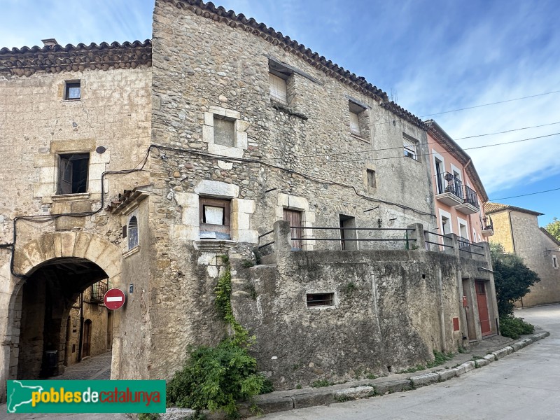 Cervià de Ter - Muralla. Carrer Torrent d'Anglí (Foto: Albert Esteves, 2025) Cervià de Ter - Muralla. Carrer Torrent d'Anglí