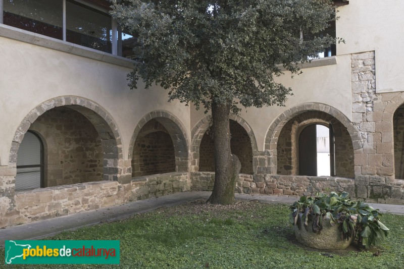 Cervià de Ter - Monestir de Santa Maria. Claustre