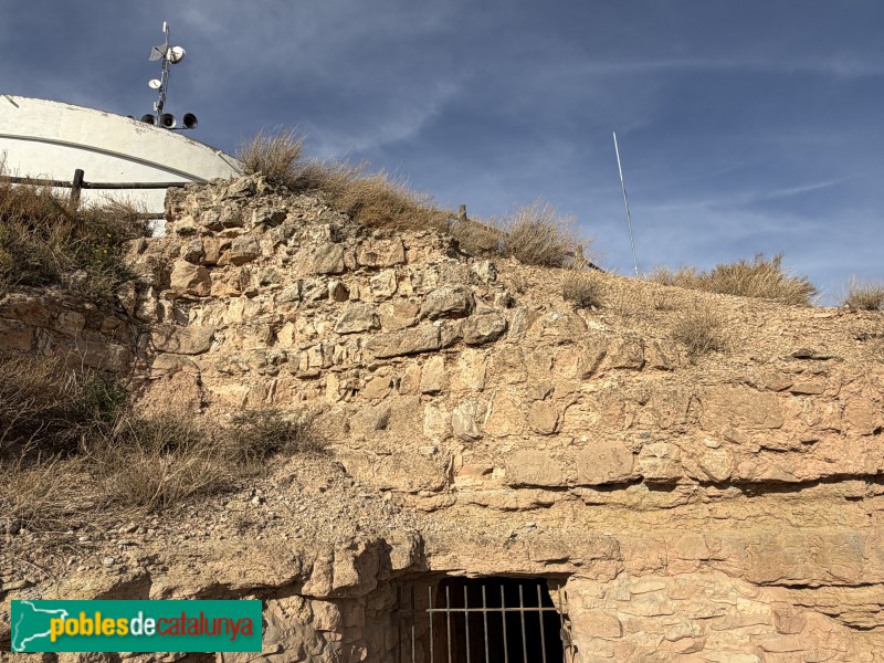 Sunyer - Restes del castell de Sunyer (Foto: Albert Esteves, 2025) Sunyer - Restes del castell de Sunyer