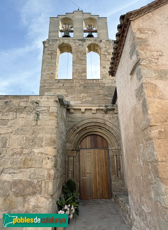 Sunyer - Església de la Nativitat de la Mare de Déu. Porta romànica (Foto: Albert Esteves, 2025) Sunyer - Església de la Nativitat de la Mare de Déu. Porta romànica