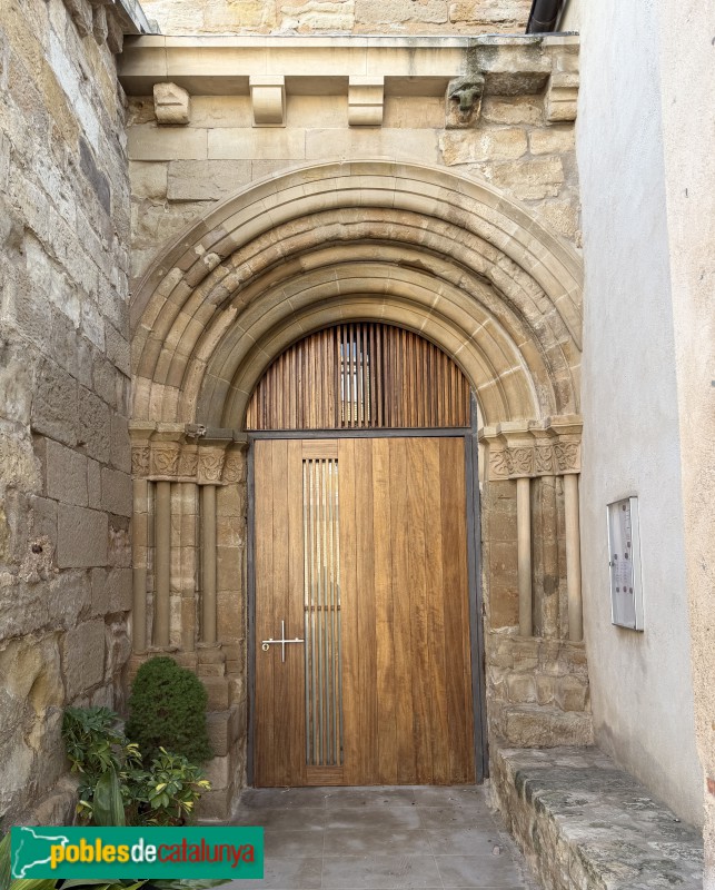 Sunyer - Església de la Nativitat de la Mare de Déu. Porta romànica (Foto: Albert Esteves, 2025) Sunyer - Església de la Nativitat de la Mare de Déu. Porta romànica
