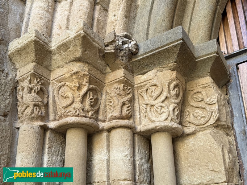 Sunyer - Església de la Nativitat de la Mare de Déu. Porta romànica (Foto: Albert Esteves, 2025) Sunyer - Església de la Nativitat de la Mare de Déu. Porta romànica