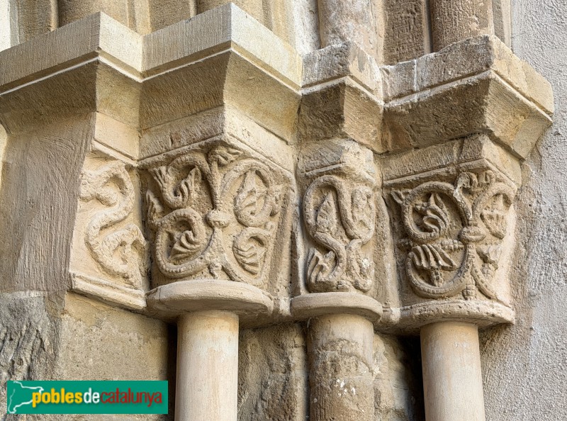 Sunyer - Església de la Nativitat de la Mare de Déu. Porta romànica (Foto: Albert Esteves, 2025) Sunyer - Església de la Nativitat de la Mare de Déu. Porta romànica