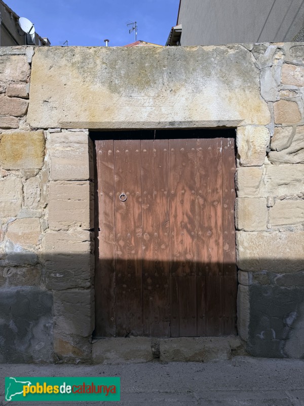 Sunyer - Carrer Major. Porta de 1684