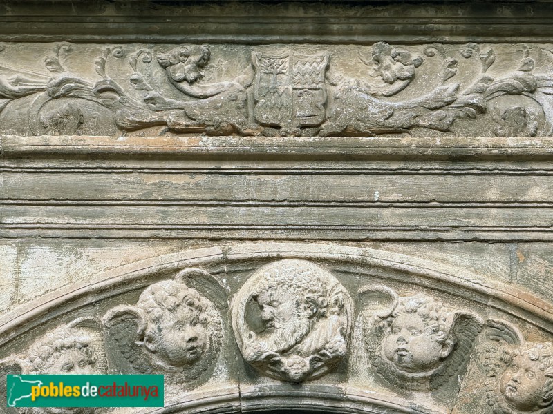 Sarroca de Lleida - Església de Santa Maria. Portada. Escut dels Santcliment-Prunera (Foto: Albert Esteves, 2025) Sarroca de Lleida - Església de Santa Maria. Portada. Escut dels Santcliment-Prunera