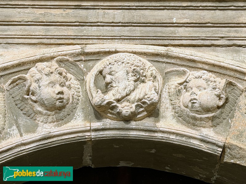 Sarroca de Lleida - Església de Santa Maria. Portada. Bust de Carles V (Foto: Albert Esteves, 2025) Sarroca de Lleida - Església de Santa Maria. Portada. Bust de Carles V