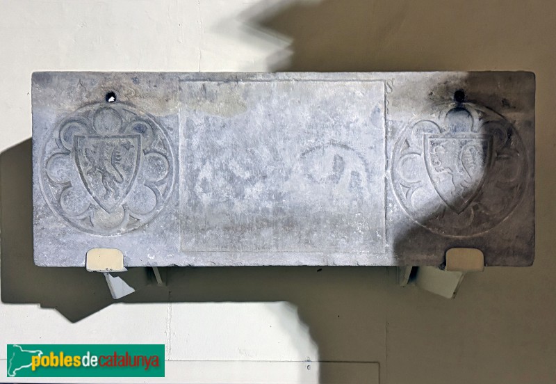 Celrà - Església de Sant Feliu. Ossera d'un membre de la família Foixà (segle XIV)