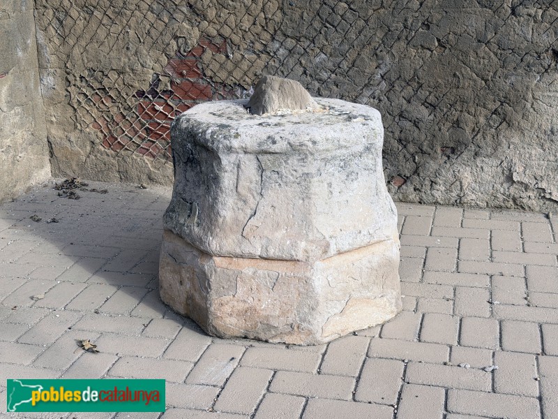 Vilanova de Segrià - Pedestal de la creu de terme