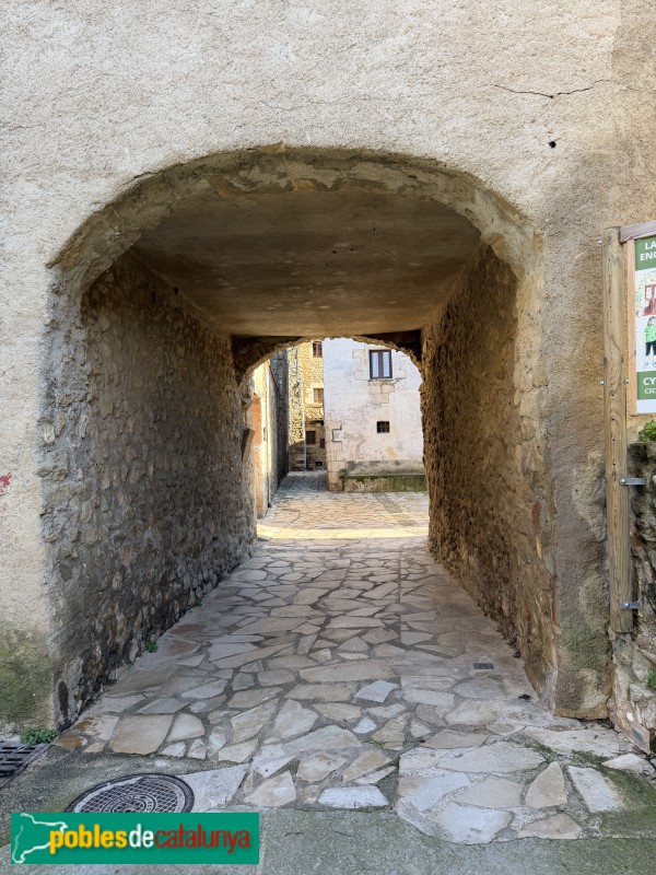 Flaçà - Centre històric. Una de les portes d'entrada al recinte