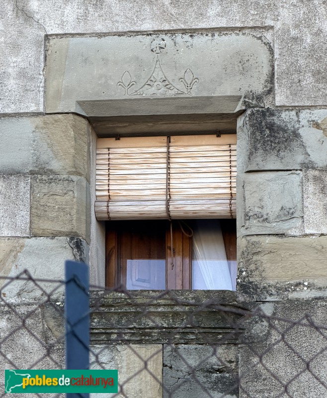 Sant Joan de Mollet - Centre històric. Llinda amb simbologia religiosa (Foto: Albert Esteves, 2025) Sant Joan de Mollet - Centre històric. Llinda amb simbologia religiosa