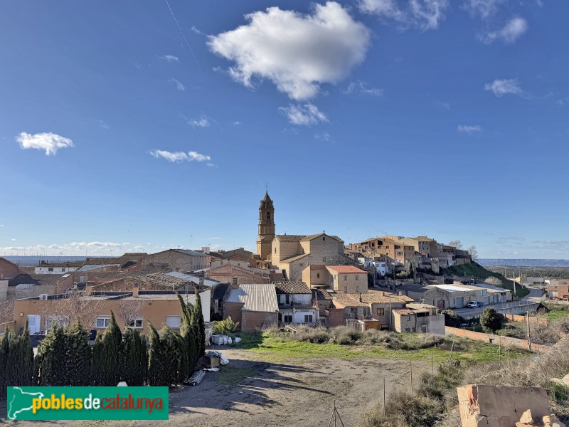 Llardecans -Panoràmica del poble, amb l'església al centre