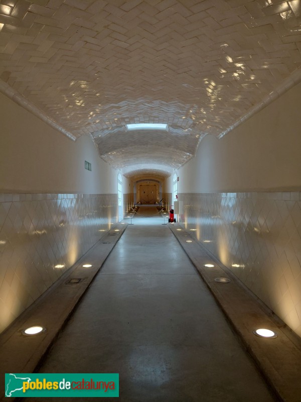 Barcelona - Hospital de la Santa Creu i Sant Pau. Túnels que comuniquen els diferents pavellons (Foto: Sergi Suárez, 2026) Barcelona - Hospital de la Santa Creu i Sant Pau. Túnels que comuniquen els diferents pavellons