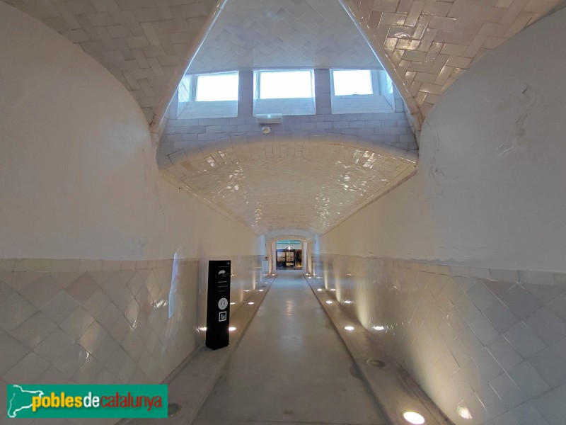 Barcelona - Hospital de la Santa Creu i Sant Pau. Túnels que comuniquen els diferents pavellons (Foto: Sergi Suárez, 2026) Barcelona - Hospital de la Santa Creu i Sant Pau. Túnels que comuniquen els diferents pavellons