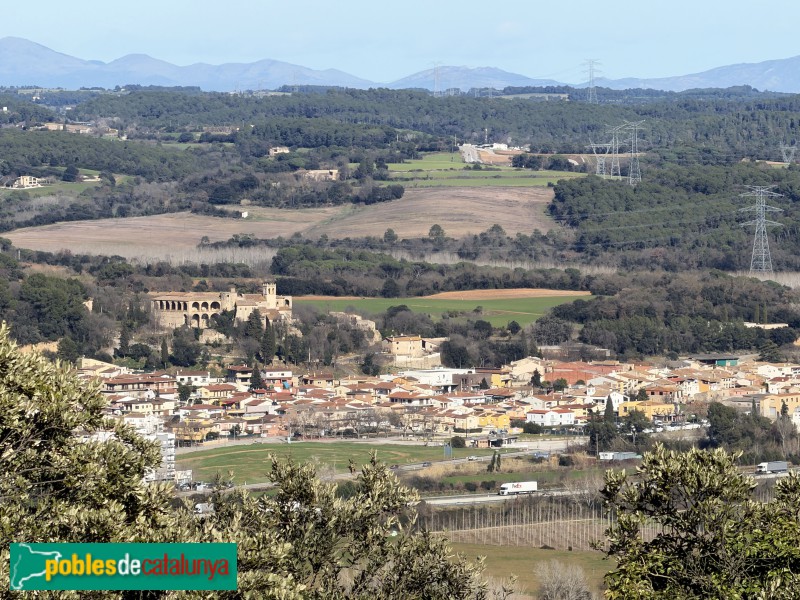 Sant Julià de Ramis - Castell de Medinyà i el poble modern a la plana