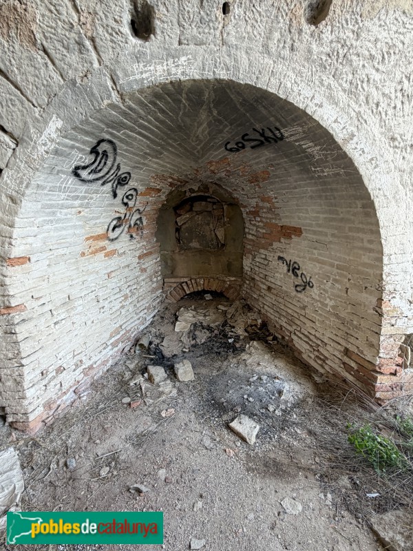 La Granja d'Escarp - Fàbrica de ciment. Entrada d'un dels forns