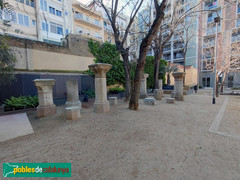 Barcelona - Jardins d'Emma. Columnes de l'antic asil