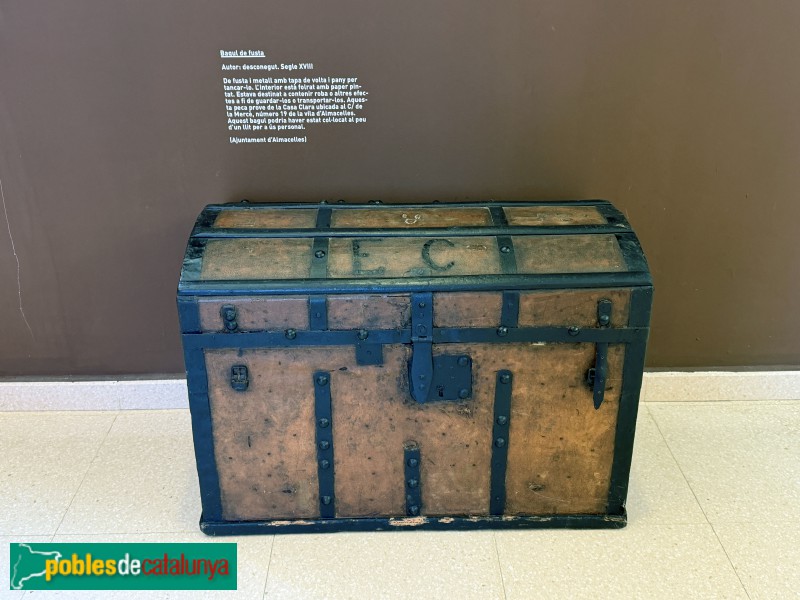 Almacelles - Museu Mas Dordal. Bagul de fusta del segle XVIII (Foto: Albert Esteves, 2026) Almacelles - Museu Mas Dordal. Bagul de fusta del segle XVIII