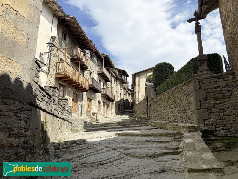 Rupit - Carrer del Fossar amb la creu a mà dreta