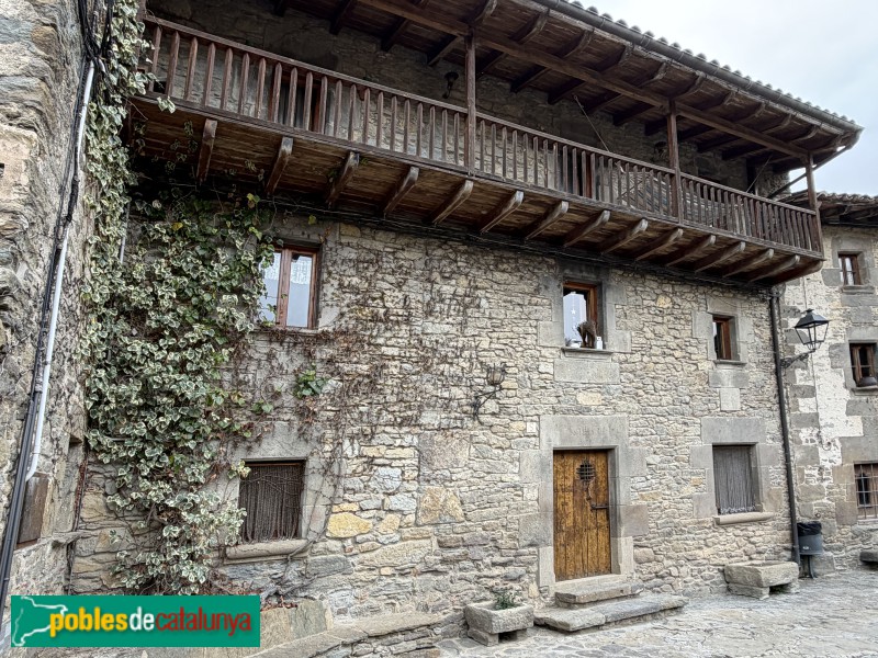 Rupit - Carrer del Coll del Castell. Can Paraire