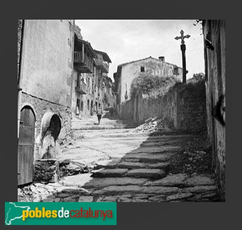 Rupit - Carrer del Fossar amb la creu a mà dreta