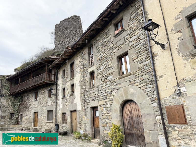 Rupit - Cal Paraire, al fons, sota el castell