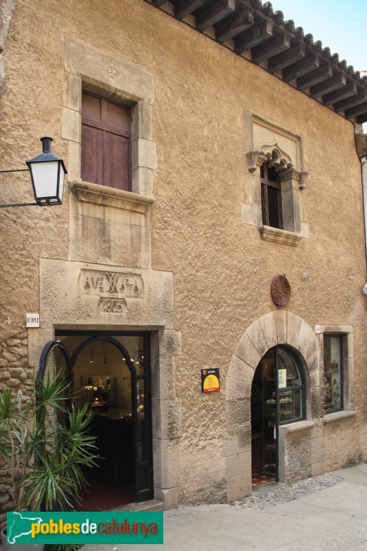 Barcelona - Poble Espanyol. La finestra de can Sallent reproduïda en una casa