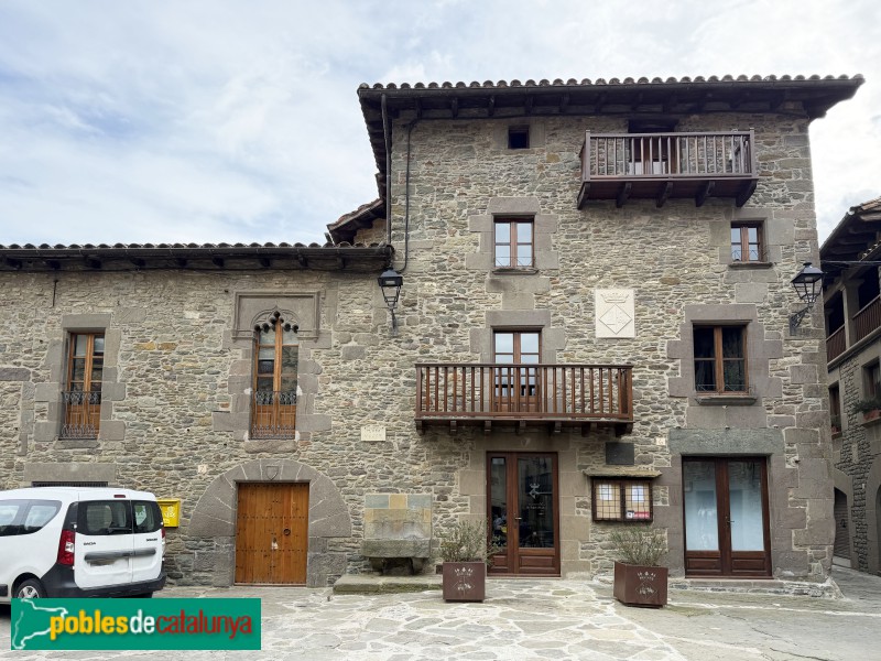 Rupit - Plaça Major. Escola i Ajuntament