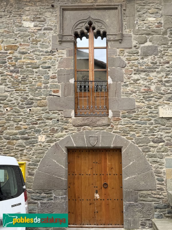 Rupit - Plaça Major. Finestra de l'escola