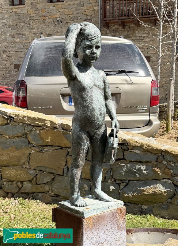 Rupit - Escultura <i>Nena amb regadora</i>