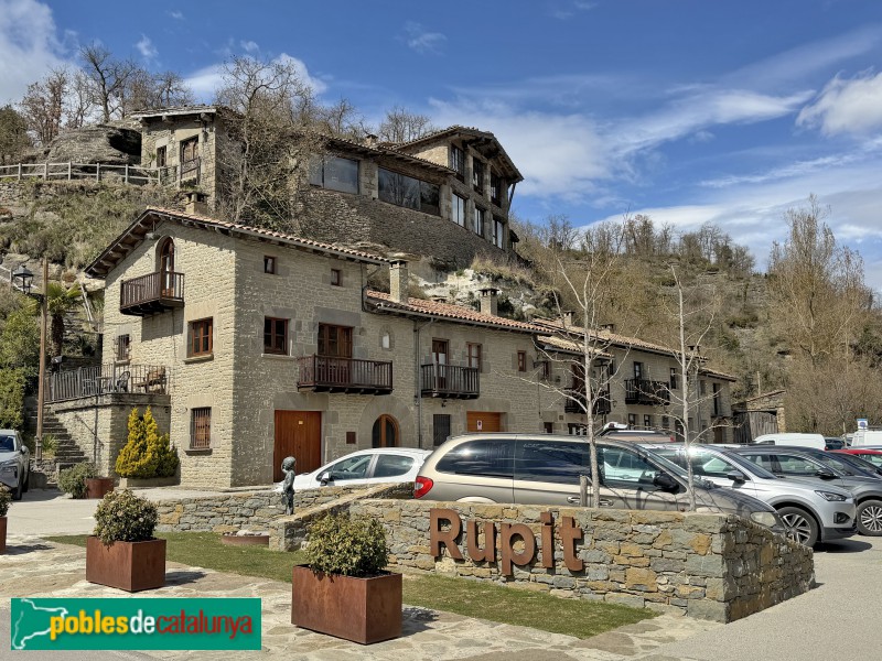 Rupit - Escultura <i>Nena amb regadora</i>