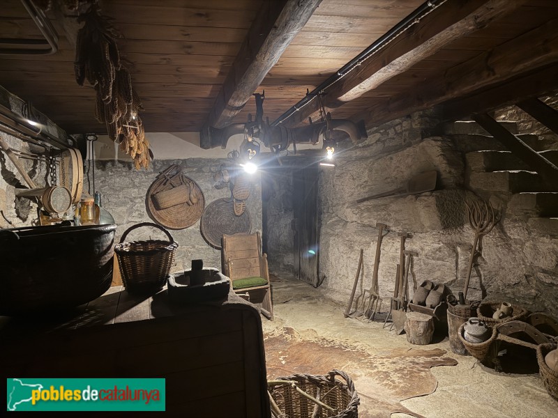 Rupit - Interior d'una baixos