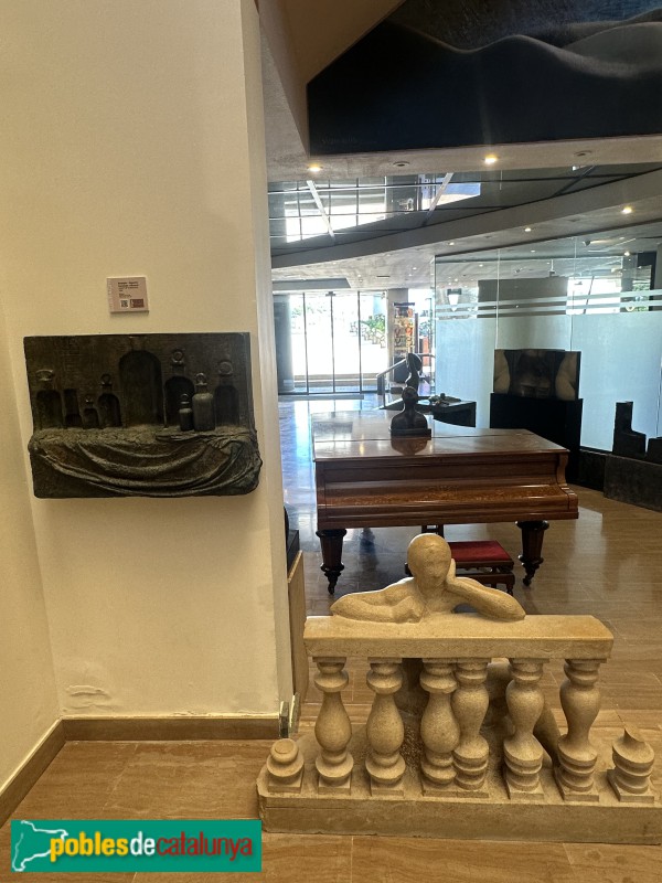 Sitges - Hotel Estela. J. M. Subirachs, <i>Giorgio Morandi</i>, a l'esquerra