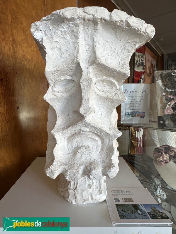 Sitges - Hotel Estela. J.M. Subirachs, <i>Cap de deixeble</i>, del grup del Sant Sopar de la basílica Sagrada Família