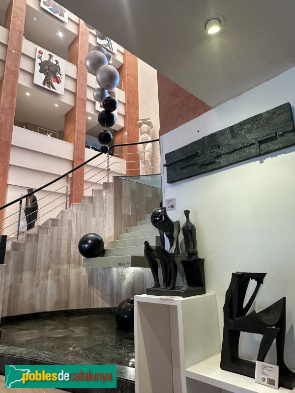 Sitges - Hotel Estela. J.M. Subirachs, <i>Sant Jordi</i> i <i>Jònica</i>, al fons. <i>Relleu</i>, <i>Èdip i Antígona</i> i <i>Home assegut. Pensador</i>, davant