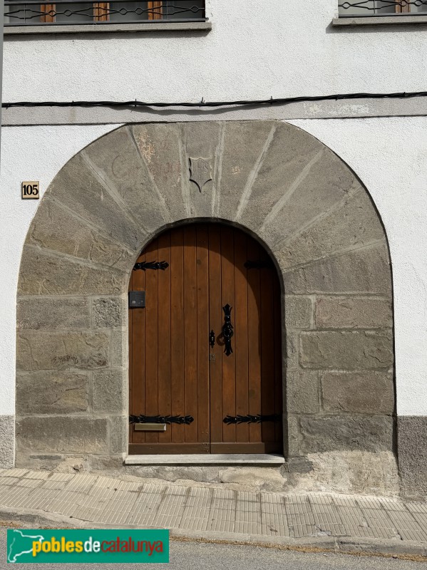 L'Esquirol - Portal de l'antiga església de Sant Genís