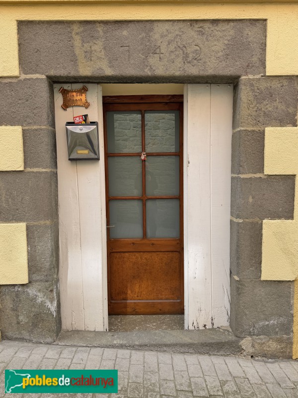 L'Esquirol - Carrer Nou. Llinda de 1742